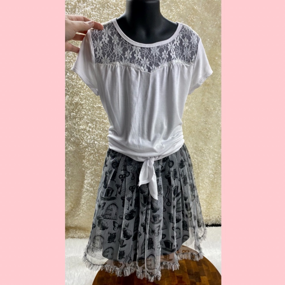 2 pc skirt/top-Disney Alice & Wonderland black & white skirt & top sz M 10/12